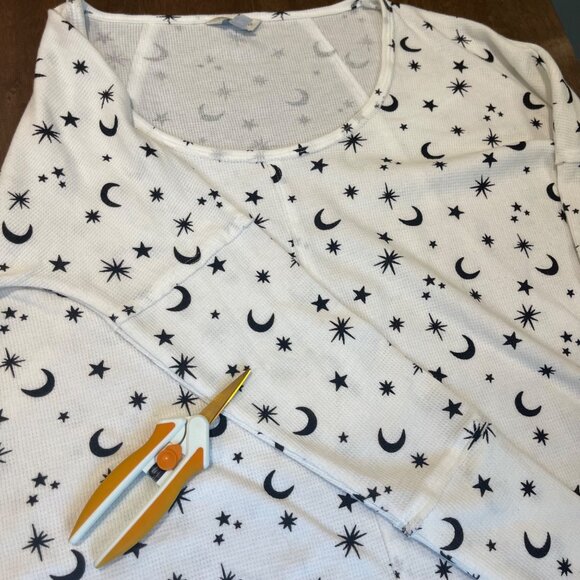 Lucky Brand Waffle Knit Tee Women's Size Medium Star Moon Print Black White - Picture 6 of 11